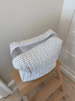 Design By Si Honey stor toilettaske - Hvid med polka prikker Hot