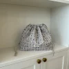 Design By Si Honey stor toilettaske - Hvid med lilla konkylier Discount