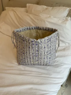 Design By Si Honey stor toilettaske - Hvid med lilla konkylier Discount