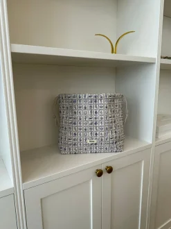 Design By Si Honey stor toilettaske - Hvid med lilla konkylier Discount