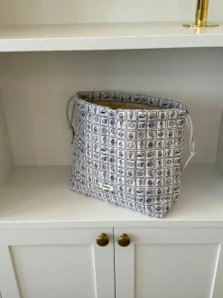 Design By Si Honey stor toilettaske - Hvid med lilla konkylier Discount