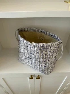 Design By Si Honey stor toilettaske - Hvid med lilla konkylier Discount