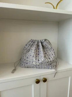 Design By Si Honey stor toilettaske - Hvid med lilla konkylier Discount