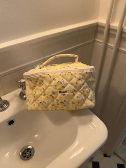 Design By Si Honey stor toilettaske med hang - Lys gul med gule bomster Clearance