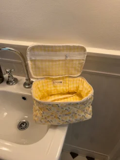 Design By Si Honey stor toilettaske med hang - Lys gul med gule bomster Clearance