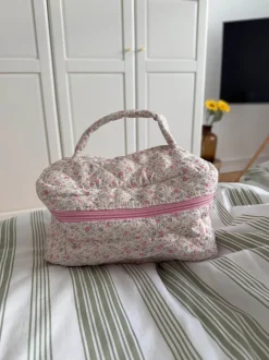 Design By Si Honey stor toilettaske med hank - Hvid/lyserøde blomster Discount