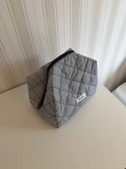 Design By Si Honey stor toilettaske med striber - Mørkeblå/hvid Outlet