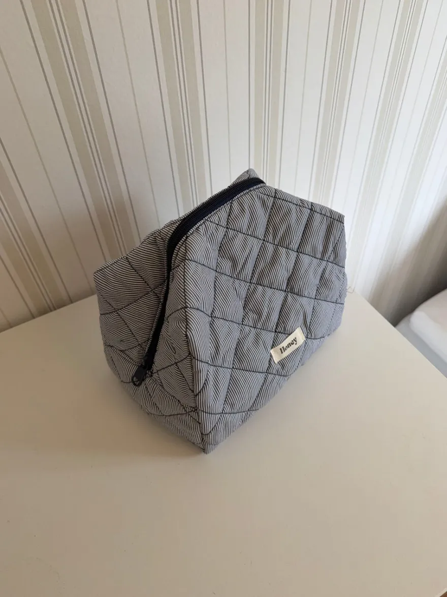 Design By Si Honey stor toilettaske med striber - Mørkeblå/hvid Outlet