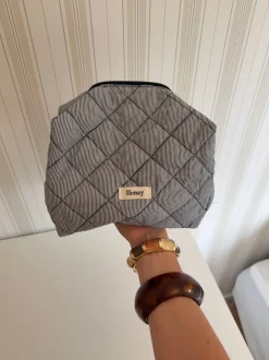 Design By Si Honey stor toilettaske med striber - Mørkeblå/hvid Outlet