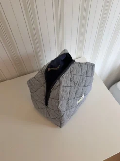 Design By Si Honey stor toilettaske med striber - Mørkeblå/hvid Outlet