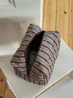 Design By Si Honey stor toilettaske med striber - Brun/hvid Discount