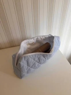 Design By Si Honey stor toilettaske med striber - Lyseblå/hvid Hot