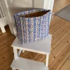 Design By Si Honey toilettaske med sol og måneprint - Blå/gul Outlet
