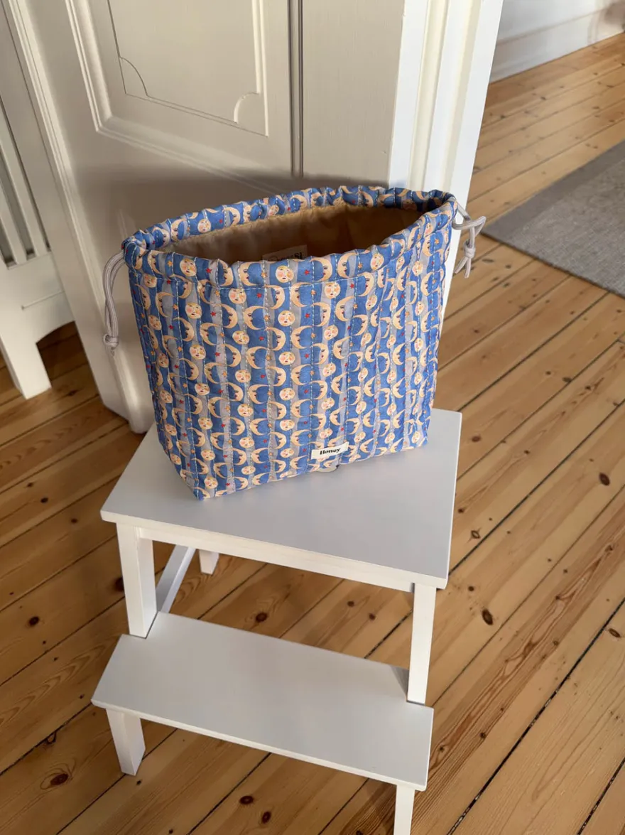 Design By Si Honey toilettaske med sol og måneprint - Blå/gul Outlet