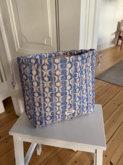 Design By Si Honey toilettaske med sol og måneprint - Blå/gul Outlet