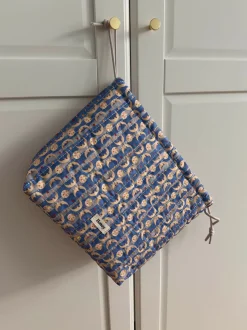 Design By Si Honey toilettaske med sol og måneprint - Blå/gul Outlet