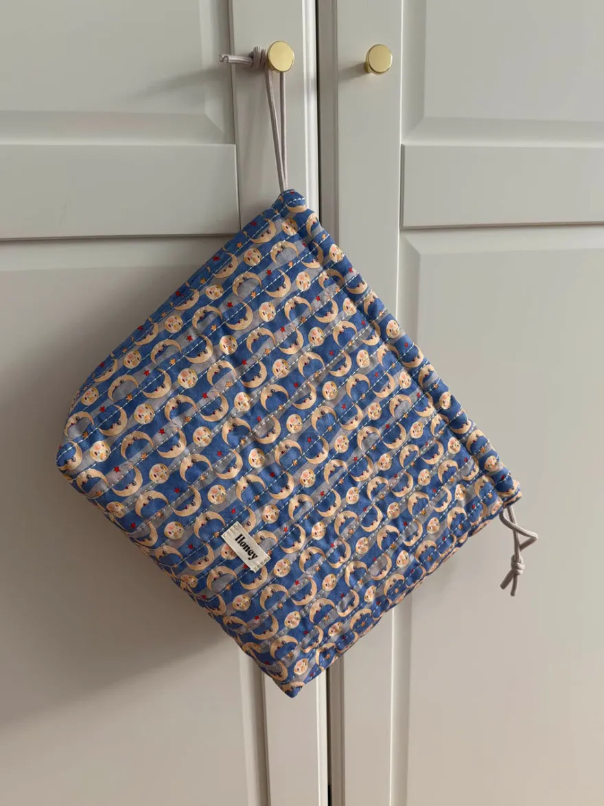 Design By Si Honey toilettaske med sol og måneprint - Blå/gul Outlet