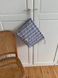 Design By Si Honey toilettaske med sol og måneprint - Blå/gul Outlet