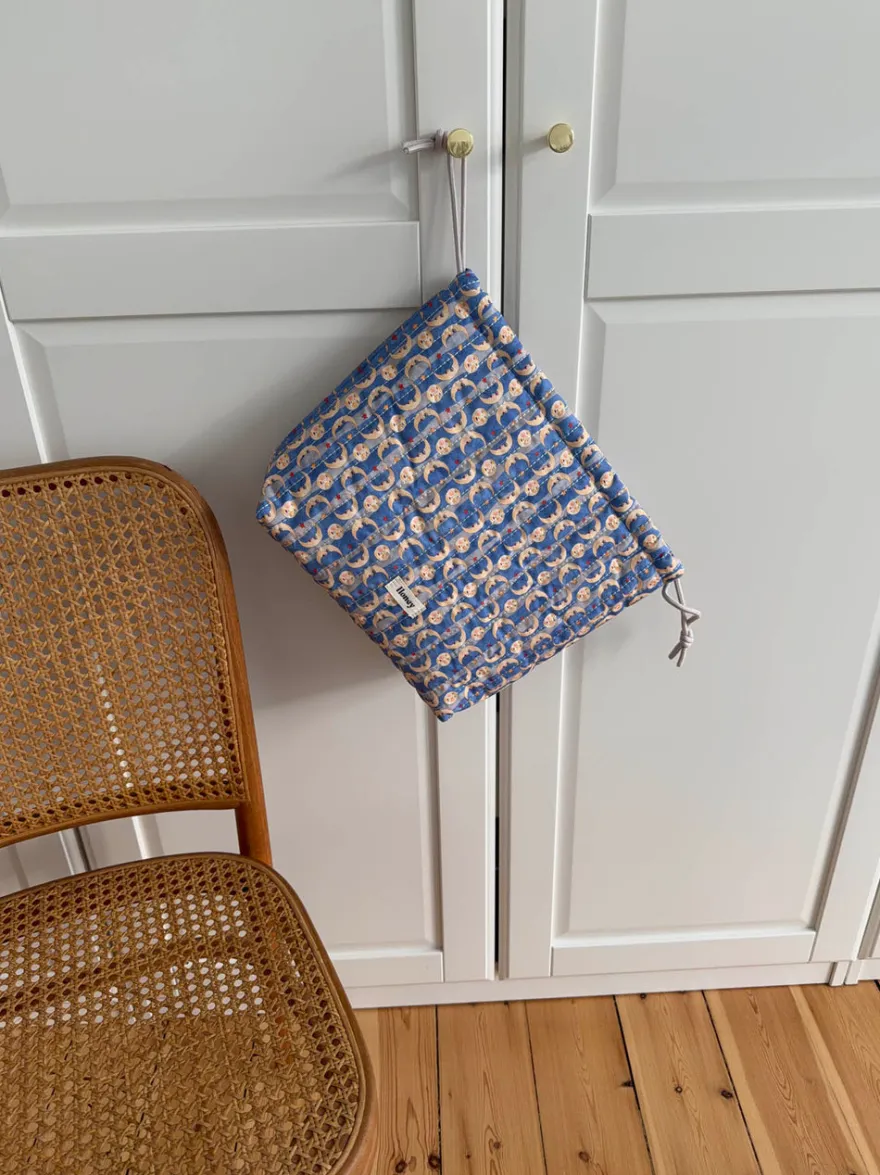 Design By Si Honey toilettaske med sol og måneprint - Blå/gul Outlet