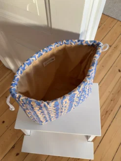 Design By Si Honey toilettaske med sol og måneprint - Blå/gul Outlet