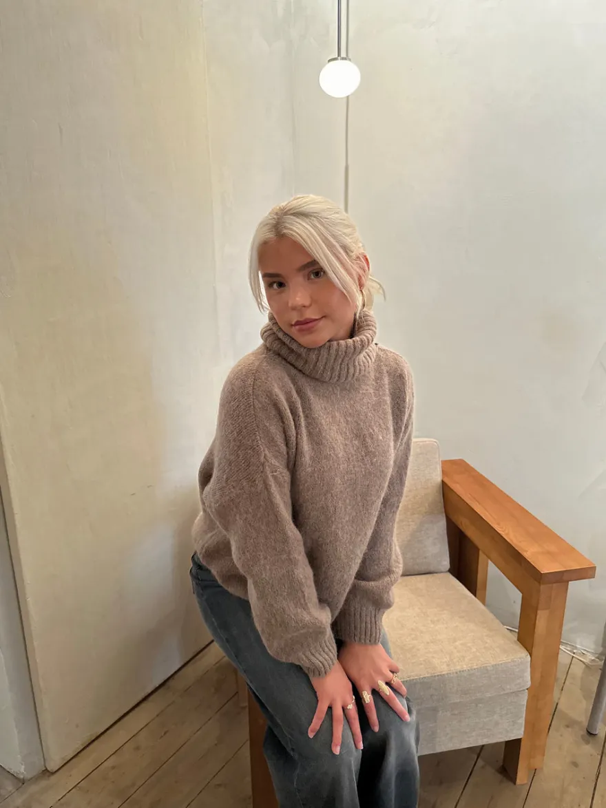 Design By Si Idun striktrøje med turtleneck - Brun Best