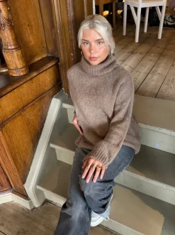 Design By Si Idun striktrøje med turtleneck - Brun Best