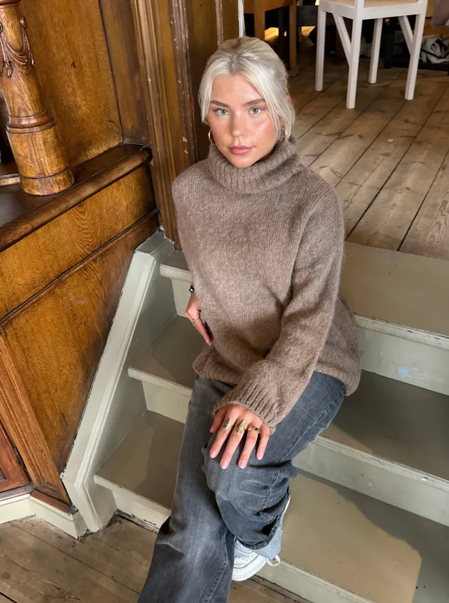 Design By Si Idun striktrøje med turtleneck - Brun Best