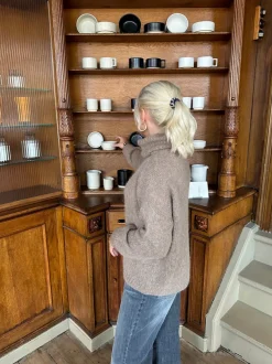 Design By Si Idun striktrøje med turtleneck - Brun Best