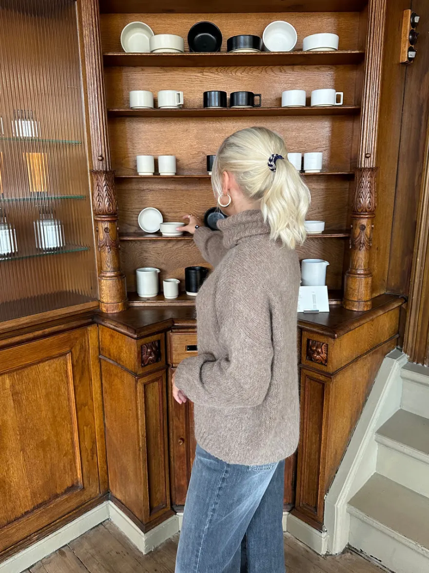 Design By Si Idun striktrøje med turtleneck - Brun Best