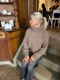Design By Si Idun striktrøje med turtleneck - Brun Best