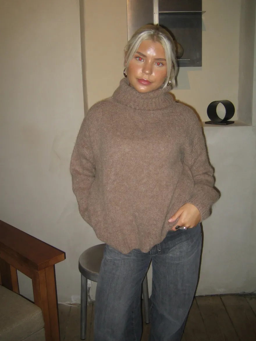 Design By Si Idun striktrøje med turtleneck - Brun Best