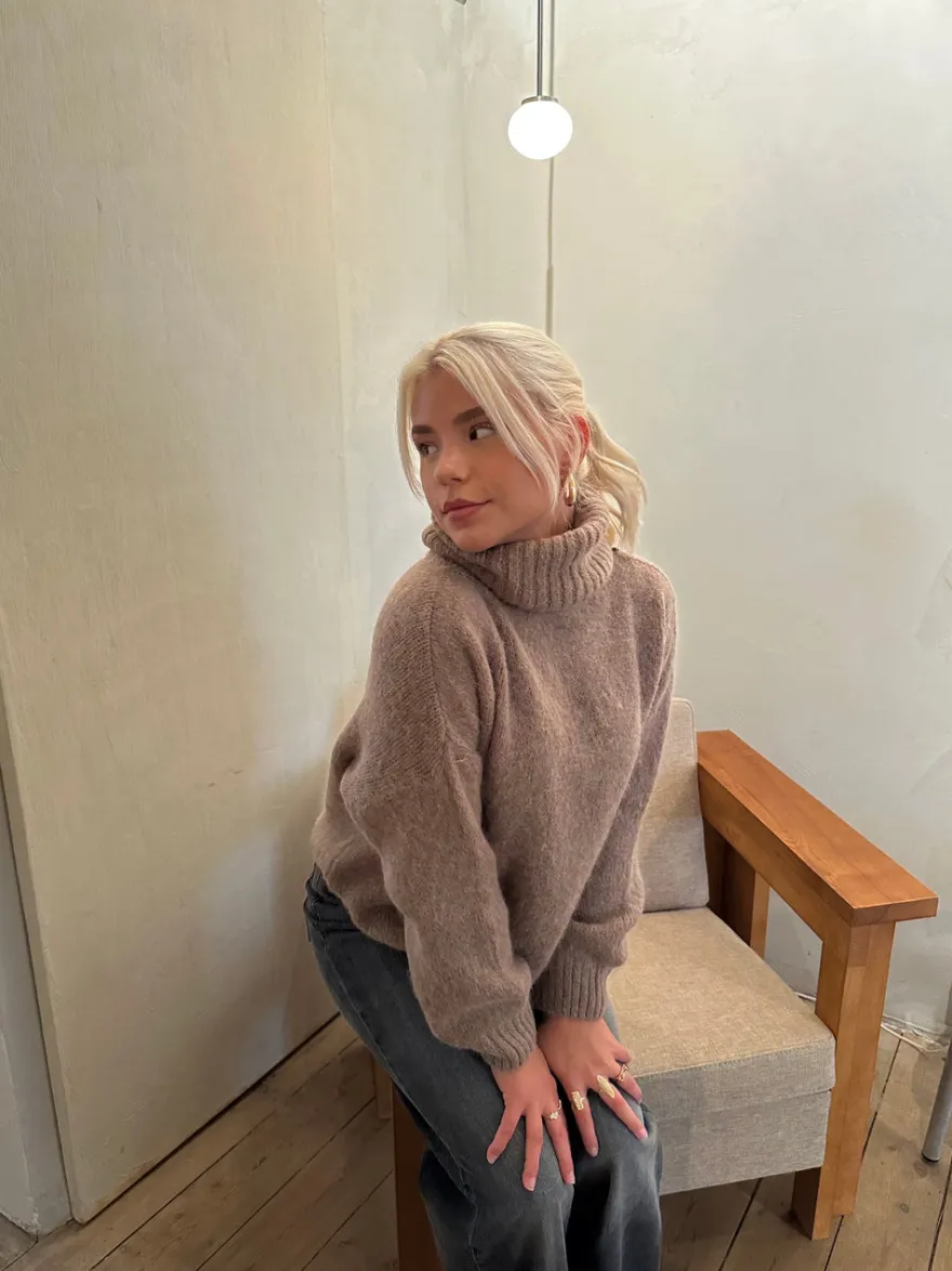Design By Si Idun striktrøje med turtleneck - Brun Best