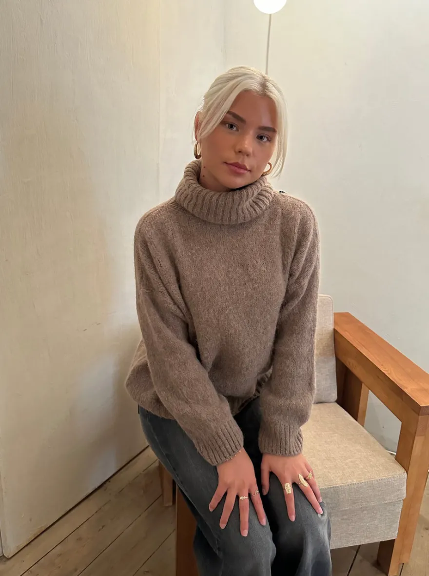 Design By Si Idun striktrøje med turtleneck - Brun Best