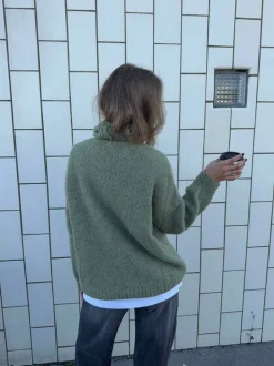 Design By Si Idun striktrøje med turtleneck - Kaki Hot