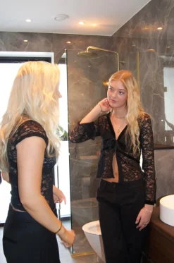 Design By Si Isamara blond bluse med velour - Sort Outlet