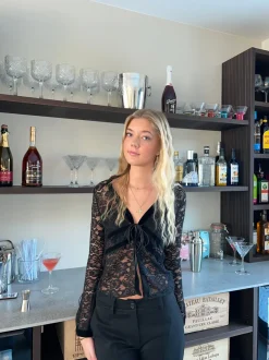 Design By Si Isamara blond bluse med velour - Sort Outlet