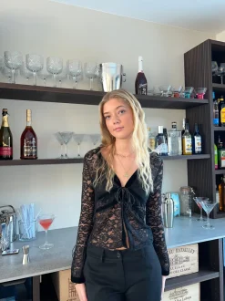 Design By Si Isamara blond bluse med velour - Sort Outlet