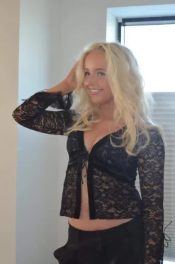 Design By Si Isamara blond bluse med velour - Sort Outlet