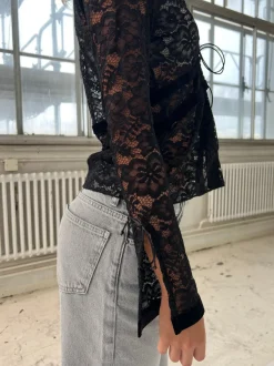 Design By Si Isamara blond bluse med velour - Sort Outlet