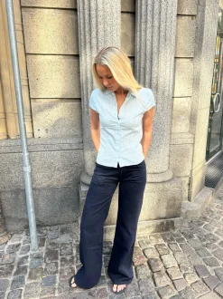 Design By Si Josephine figursyet skjorte med korte ærmer - Lyseblå/hvid Outlet