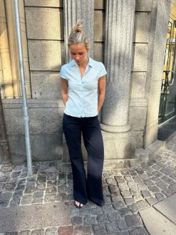 Design By Si Josephine figursyet skjorte med korte ærmer - Lyseblå/hvid Outlet