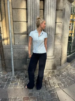 Design By Si Josephine figursyet skjorte med korte ærmer - Lyseblå/hvid Outlet