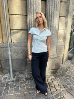 Design By Si Josephine figursyet skjorte med korte ærmer - Lyseblå/hvid Outlet