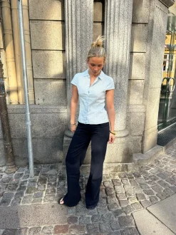 Design By Si Josephine figursyet skjorte med korte ærmer - Lyseblå/hvid Outlet