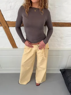 Design By Si Kaia langærmet cashmere bluse - Taupe Hot