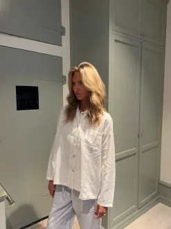 Design By Si Kallie pyjamas sæt med kirsebær - Hvid/blå Clearance