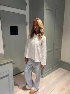 Design By Si Kallie pyjamas sæt med kirsebær - Hvid/blå Clearance