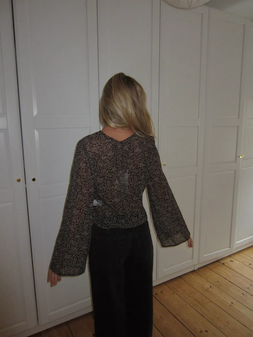 Design By Si Kara bluse med bindebånd - Brun Sale