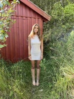 Design By Si Kasy minikjole med pallietter - Beige Best
