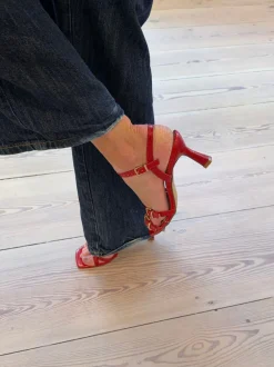 Design By Si Katianna hæle med spændedetaljer - Rød Outlet